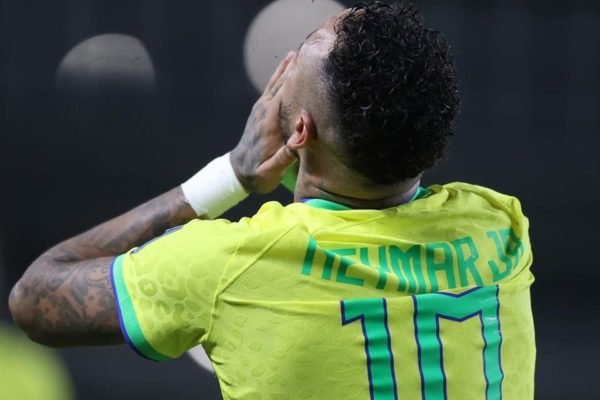 Neymar é clicado com a Camisa 10 da Seleção Brasileira - Metrópoles