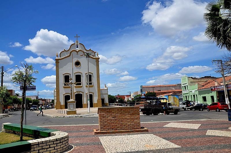 Foto colorida de igreja na praça da matriz da cidade de Amontada no Ceará 6 anos - Metrópoles