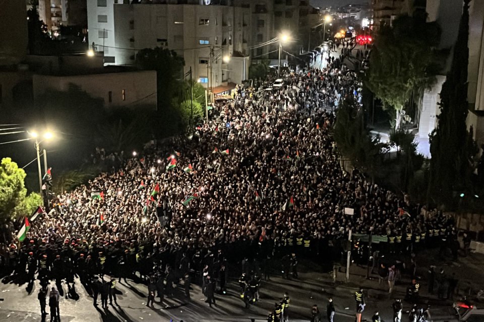 Pessoas segurando bandeiras palestinas se reúnem em frente à Embaixada de Israel para protestar contra o bombardeio do Hospital Batista Al-Ahli de Gaza, em Amã, Jordânia, em 18 de outubro de 2023