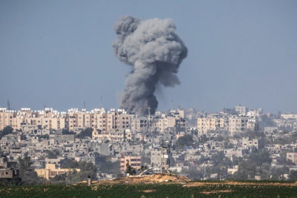Ondas de fumaça sobem sobre a Faixa de Gaza durante o bombardeio israelense enquanto os combates entre as tropas israelenses e os militantes islâmicos do Hamas continuam