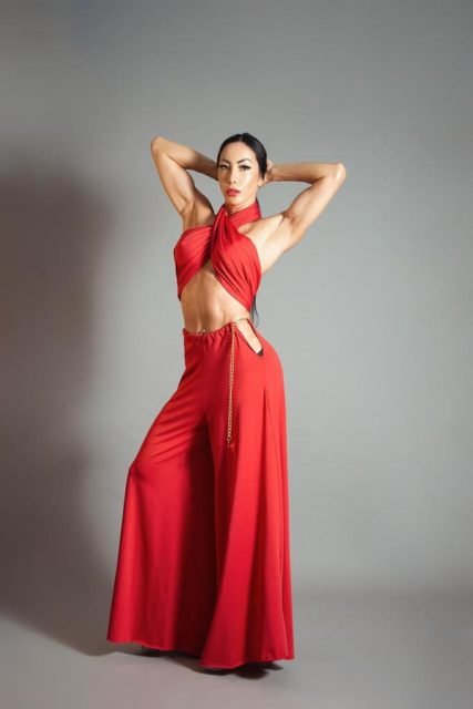 Ex de Ronaldo, Michele Umezu posa de look todo vermelho - Metrópoles