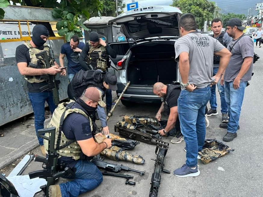 Imagem colorida mostra Polícia Civil do Rio de Janeiro com as metralhadoras recuperadas. As armas foram roubadas do Exército em São Paulo - Metrópoles