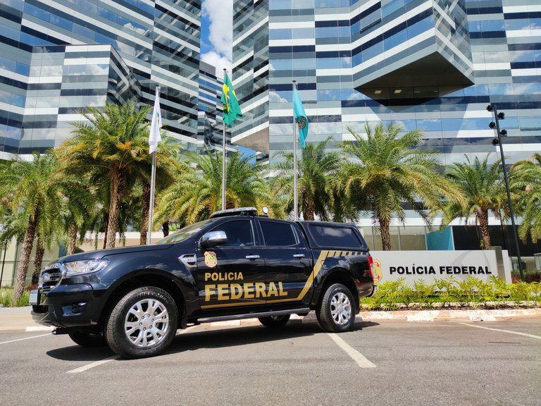 Foto colorida de viatura da Polícia Federal em frente a sede da PF abin - Metrópoles