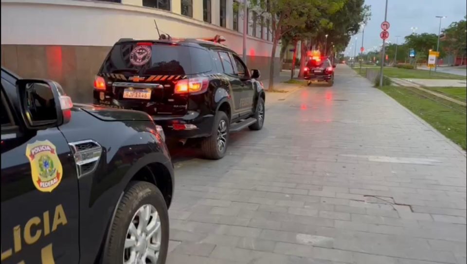 Imagem colorida de operação da PF contra o tráfico de drogas no Rio de Janeiro