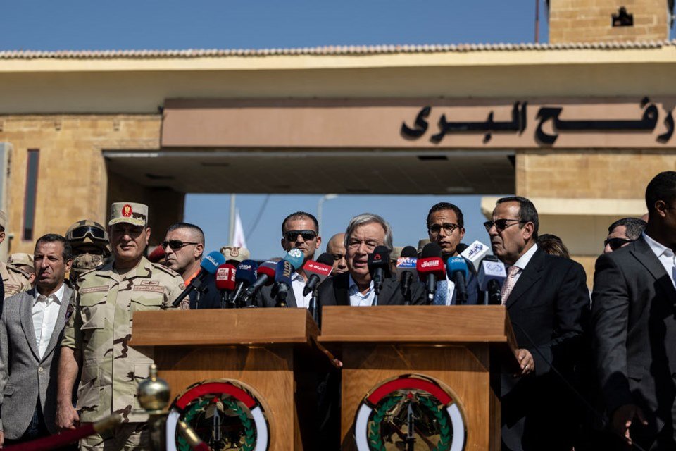 Imagem colorida mostra António Guterres, Secretário-Geral da ONU, fala durante uma conferência de imprensa em frente à passagem da fronteira de Rafah - Metrópoles