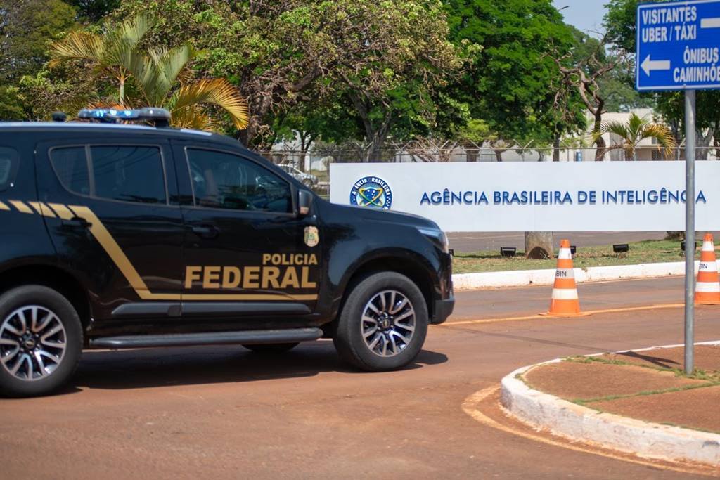 foto colorida de carro da Polícia Federal em frente a Abin - Metrópoles