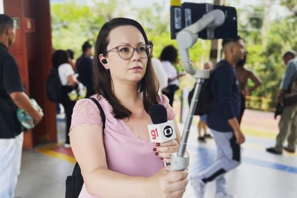 Repórter da Globo, Beatriz Backes posa com os equipamento usado nas transmissões ao vivo para a TV Globo - Metrópoles