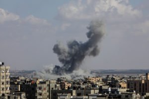 A fumaça sobe depois que ataques aéreos israelenses atingiram Rafah enquanto os ataques israelenses continuam no décimo terceiro dia de confrontos em Rafah, Gaza, em 19 de outubro de 2023