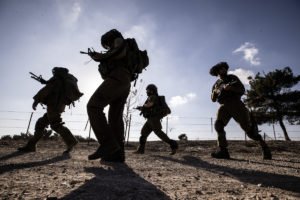 Soldados israelenses patrulham perto da fronteira de Gaza enquanto o confronto entre o exército israelense e as facções palestinas continua em Nir Oz, Israel, em 19 de outubro de 2023