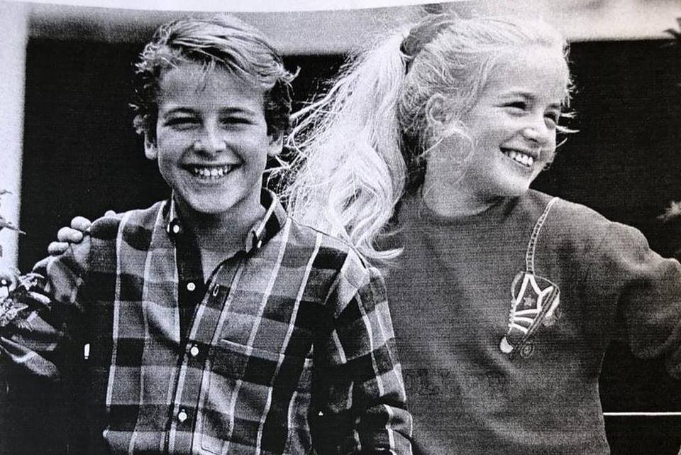 Angélica e Rodrigo Faro crianças, em foto antiga, preto e branco - Metrópoles