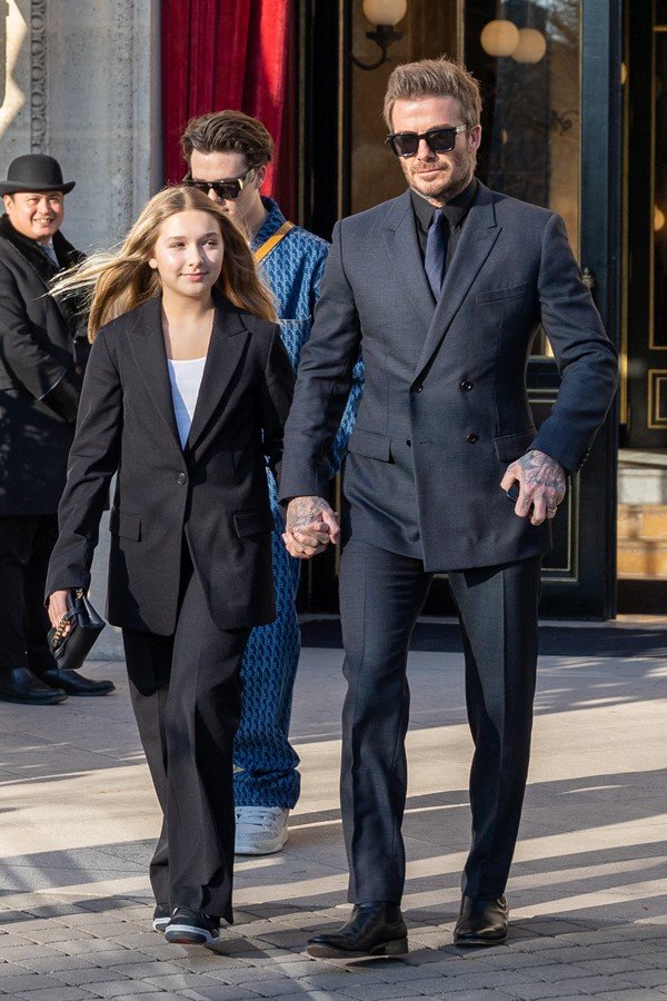 Beckham e sua filha caçula, Harper, caminham pela rua - Metrópoles