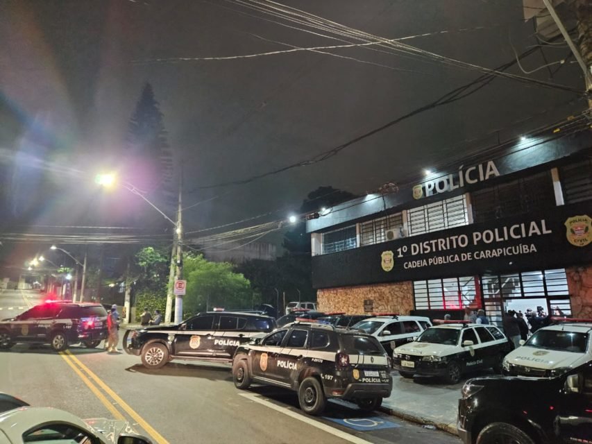 Fotografia colorida mostra fachada de delegacia de polícia em Carapicuíba, na Grande São Paulo - Metrópoles