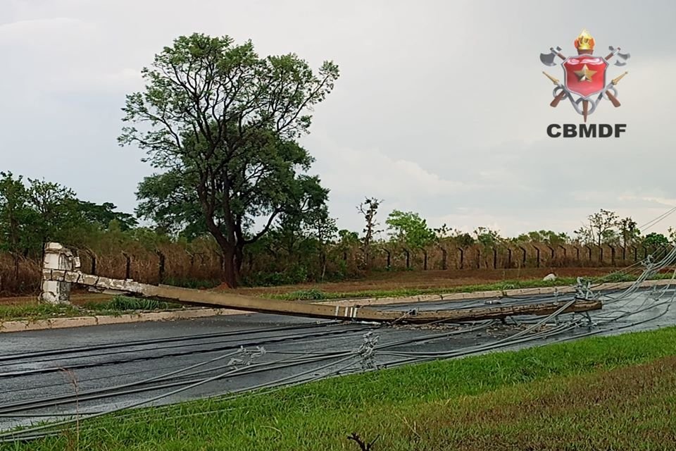 Poste energizado mata cavalo em praça e moradores temem 