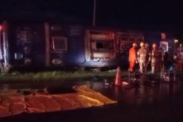 Bombeiros socorrem vítimas de acidente com 5 mortos em ônibus na BR-070 - Metrópoles