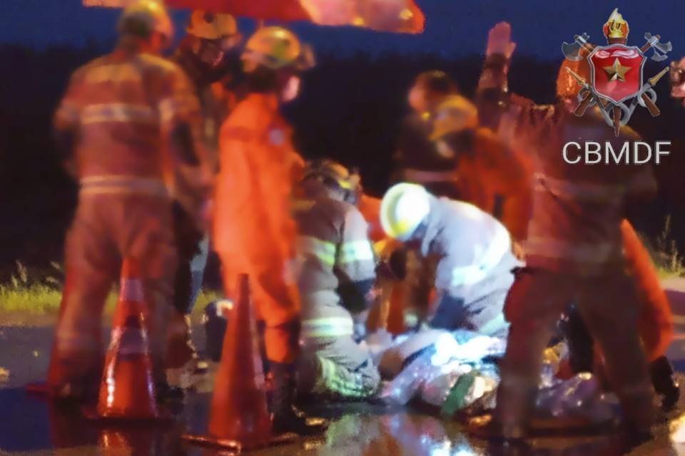 Bombeiros socorrem vítimas de acidente com 5 mortos em ônibus na BR-070 - Metrópoles