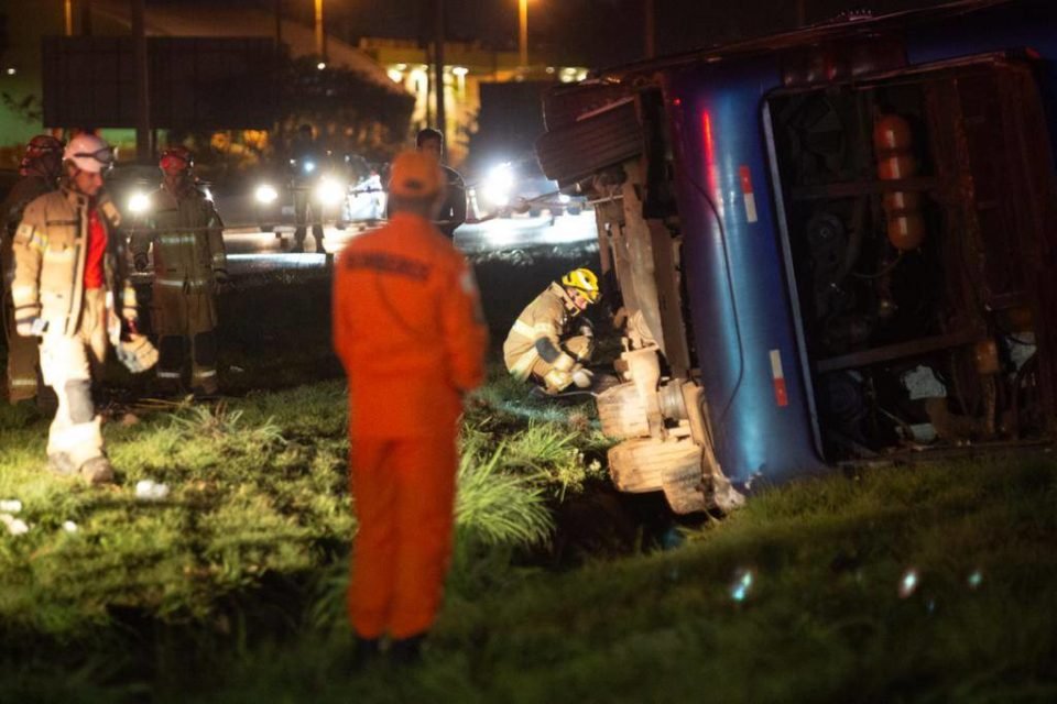foto colorida de acidente com ôninus na BR-070, em Ceilândia, no DF - Metrópoles
