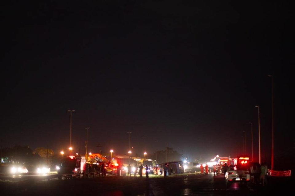 foto colorida de acidente com ôninus na BR-070, em Ceilândia, no DF - Metrópoles