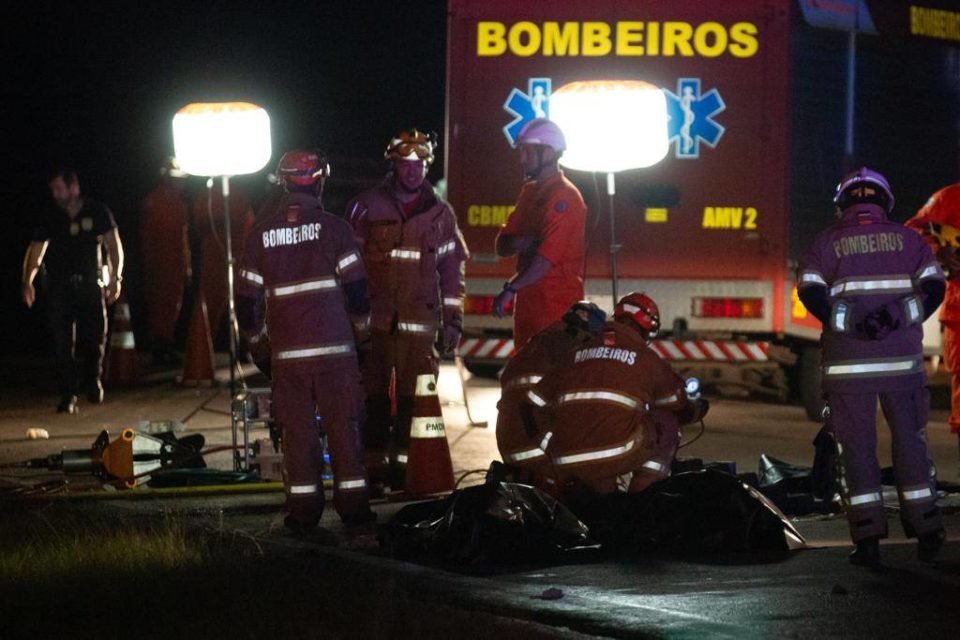 foto colorida de acidente com ôninus na BR-070, em Ceilândia, no DF - Metrópoles