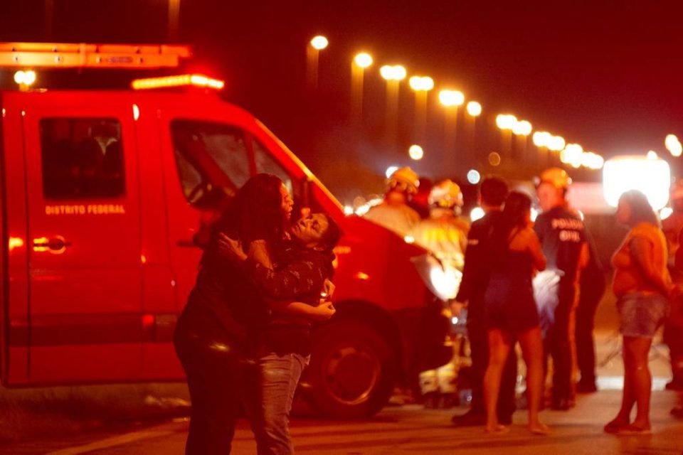 foto colorida de acidente com ôninus na BR-070, em Ceilândia, no DF - Metrópoles