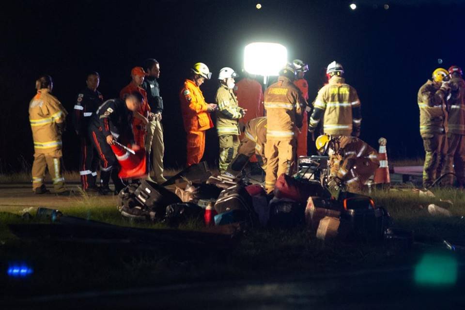 foto colorida de acidente com ôninus na BR-070, em Ceilândia, no DF - Metrópoles