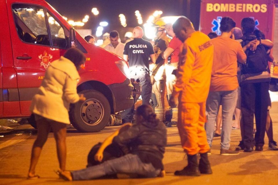 foto colorida de acidente com ôninus na BR-070, em Ceilândia, no DF - Metrópoles