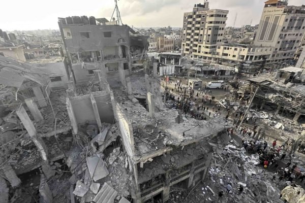 Imagem aérea da destruição após o ataque israelense no campo de Nuseirat, Faixa de Gaza - metrópoles