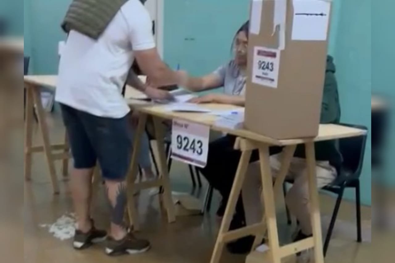Captura de tela mostra vídeo com o clima tranquilo das sessões eleitorais entre os argentinos