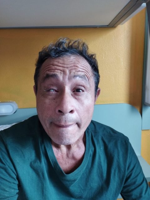 homem de camiseta verde