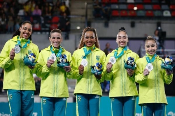 Imagem colorida seleção feminina de ginástica com medalhas