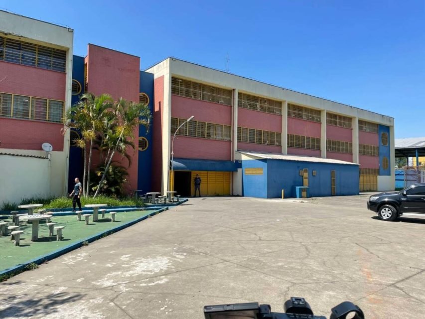 foto colorida da fachada da Escola Estadual Sapopemba, onde ataque a tiros com arma de fogo deixou aluna morta - Metrópoles