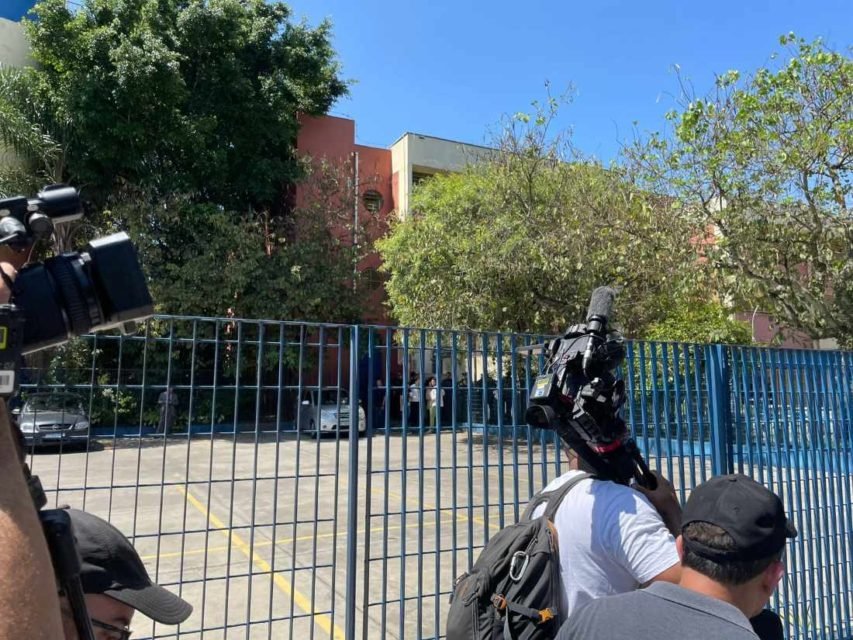 foto colorida de movimentação de policiais e imprensa nos arredores da Escola Estadual Sapopemba, onde ataque a tiros deixou aluna morta - Metrópoles