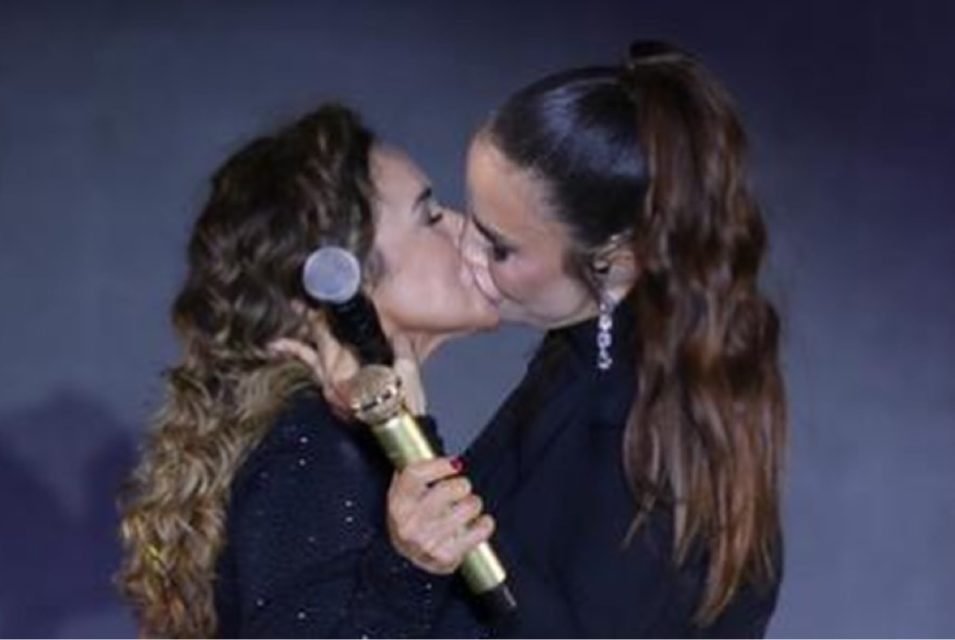 Ivete e Daniela Mercury deram um beijo na boca no palco - Metrópoles
