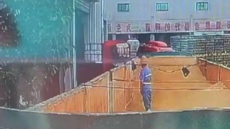 https://uploads.metropoles.com/wp-content/uploads/2023/10/23130303/foto-funcionario-cervejaria-chinesa-urinando-em-tanque.jpg