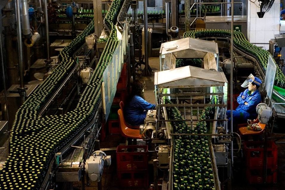 Imagem colorida de fábrica de cerveja da Tsingtao Brewery Co., em Shandong, China - Metrópoles