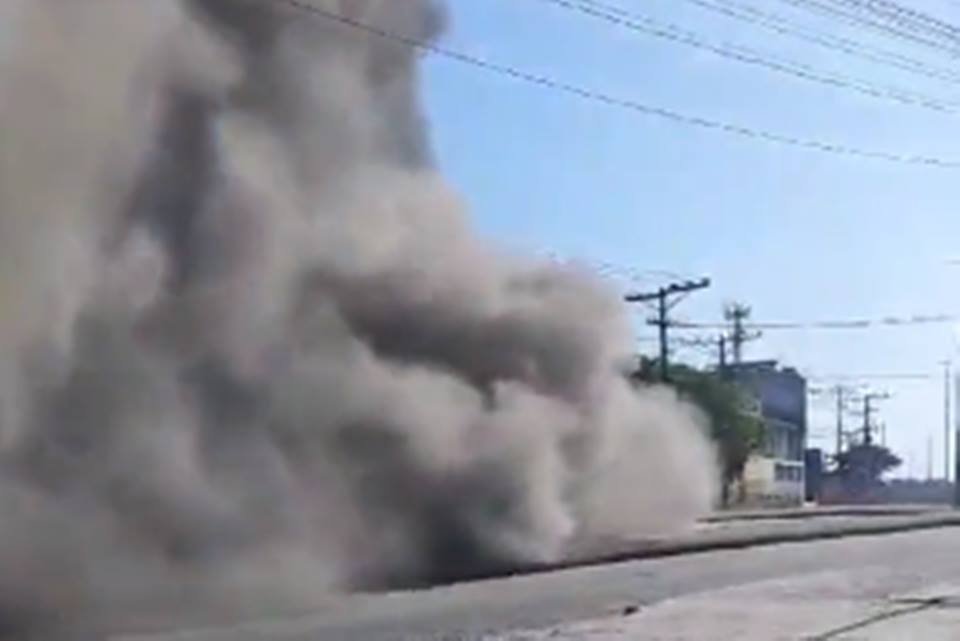 Foto colorida de BRT pegando fogo no Rio de Janeiro - Metrópoles