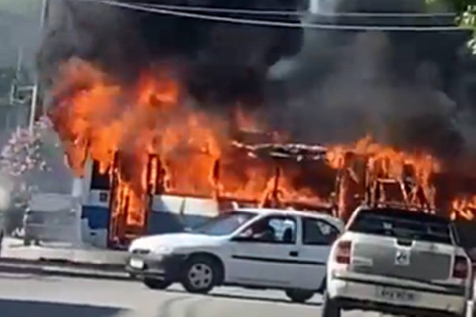 Foto colorida de BRT pegando fogo no Rio de Janeiro Bonde do Zinho - Metrópoles