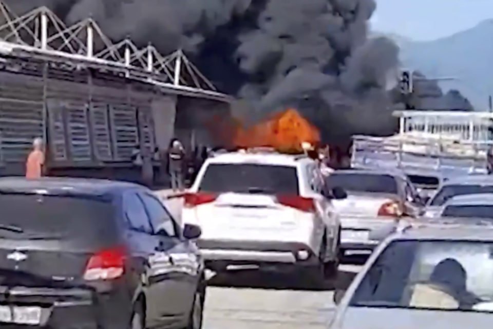 Rio tem 27 ônibus incendiados após morte de sobrinho de miliciano - Metrópoles