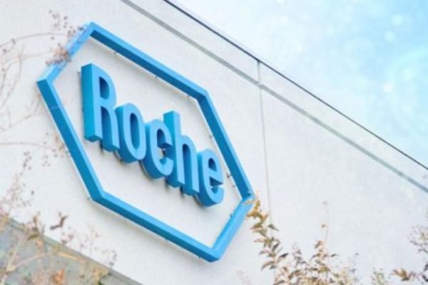Imagem do logotipo da Roche, gigante farmacêutica da Suíça, em uma das unidades da empresa - Metrópoles