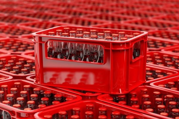 Caixa vermelha com várias garrafas de Coca-Coca - Metrópoles