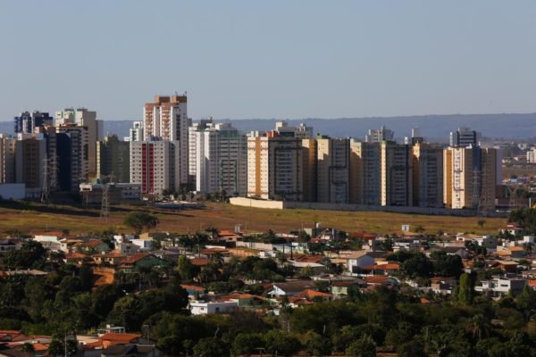 Foto colorida da cidade de Águas Claras mostrando vários prédios e casas - Metrópoles