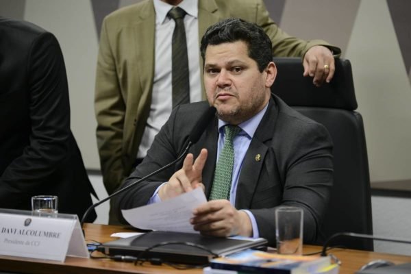 imagem colorida mostra presidente da CCJ do Senado senador Davi Alcolumbre - Metr&oacute;poles
