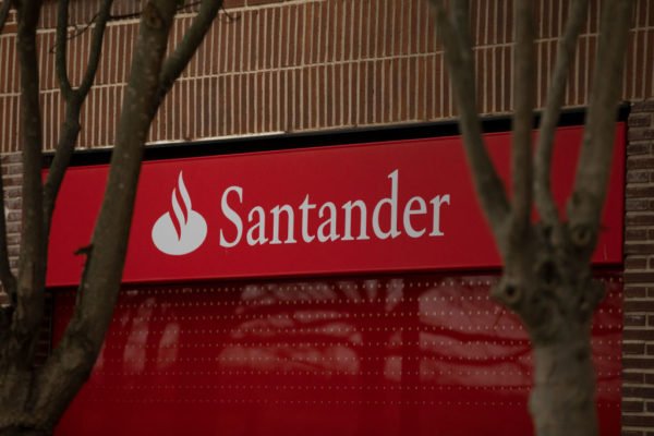 Imagem da fachada de uma agência do Banco Santander - Metrópoles