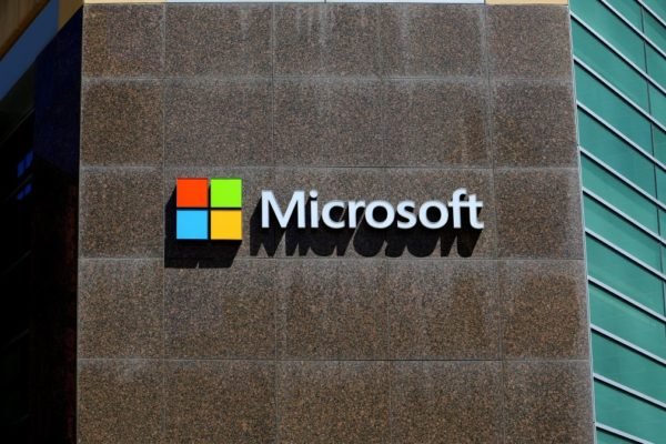 Imagem colorida de fachada de prédio da Microsoft, com o logotipo da empresa - Metrópoles