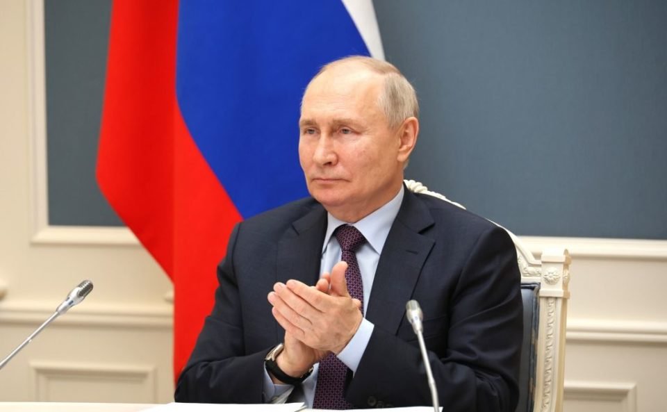 Imagem colorida mostra Vladimir Putin aplaudindo - Metrópoles