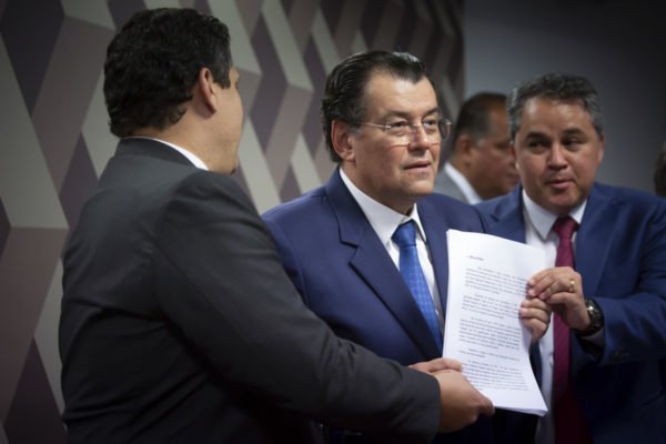 imagem colorida mostra senador Eduardo Braga apresentando relatório da reforma tributária na CCJ do Senado - Metrópoles