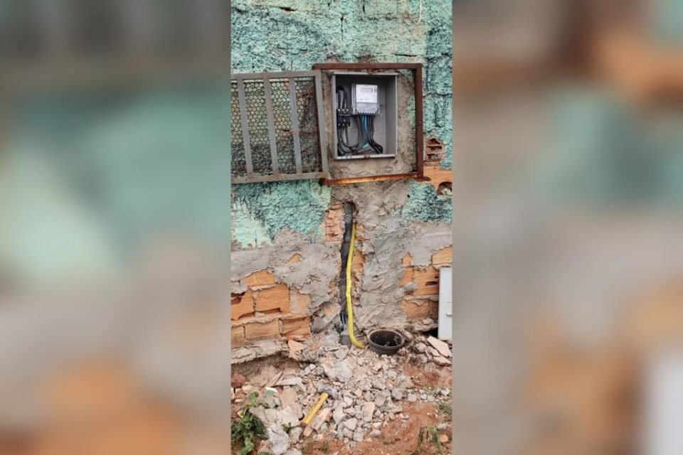 Imagem colorida de um relógio de energia - Metrópoles