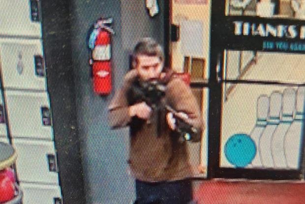Imagem de câmeras de segurança mostram o atirador do tiroteio em Maine