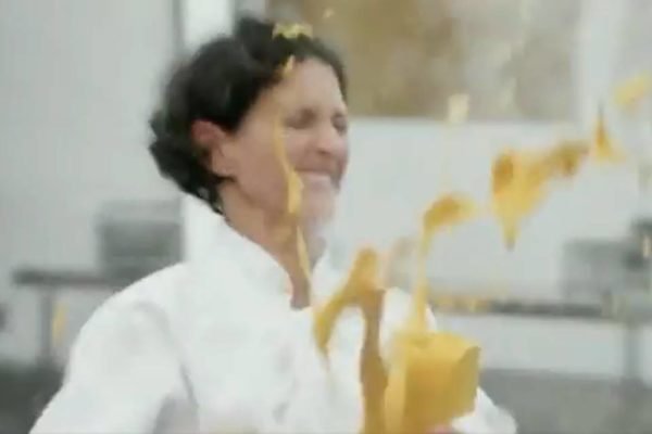 Sopa explode no rosto de chef brasileira no MasterChef britânico - Metrópoles
