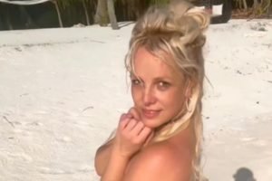 Britney Spears nua em praia - Metrópoles