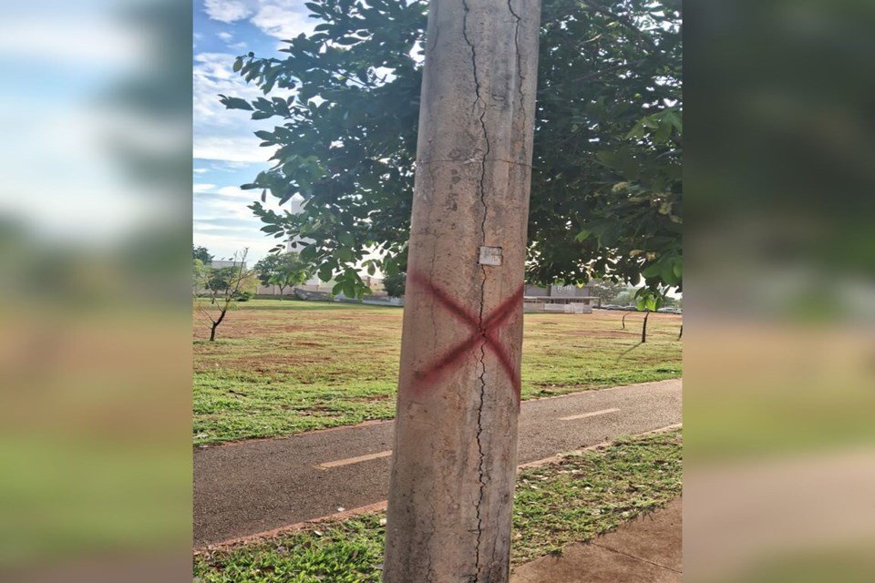 Postes em péssima qualidade no Jardins Mangueiral